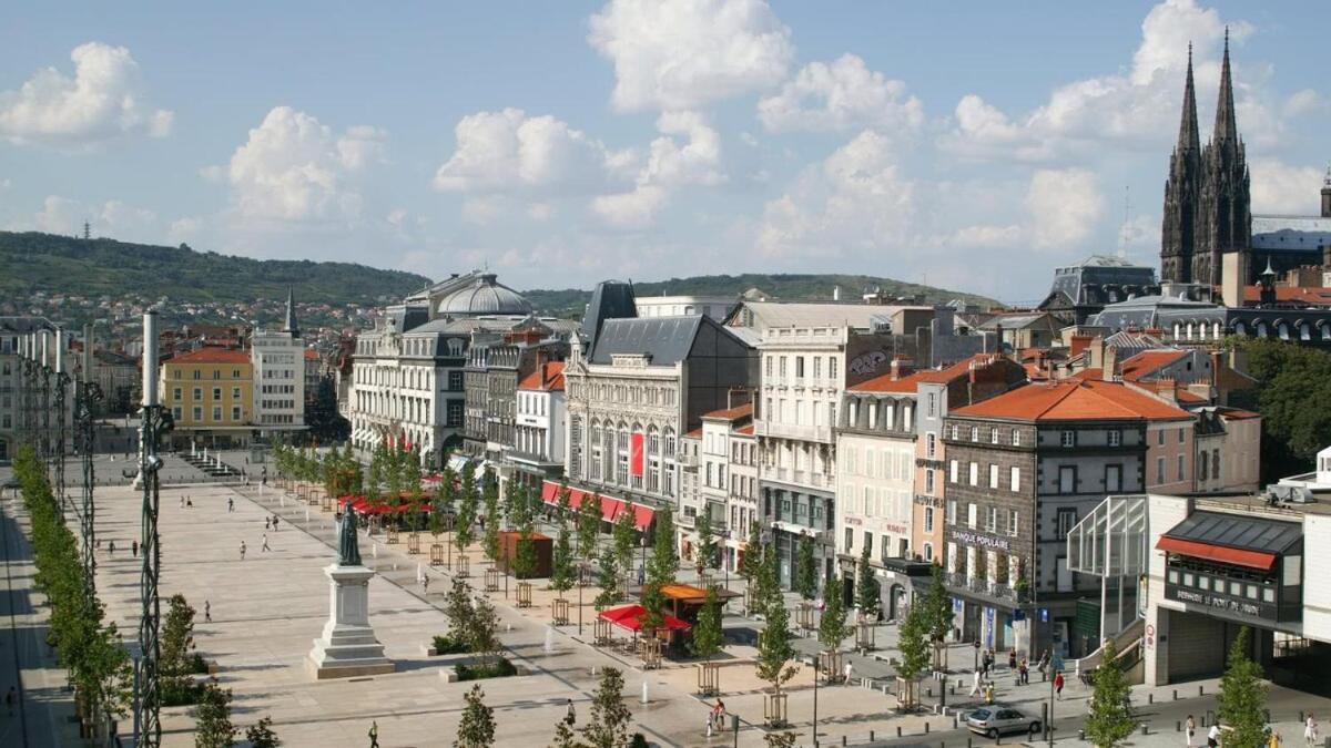 F1 Avec Vue Degagee, 6 M2 Terrasse, Wi-fi * Clermont-Ferrand